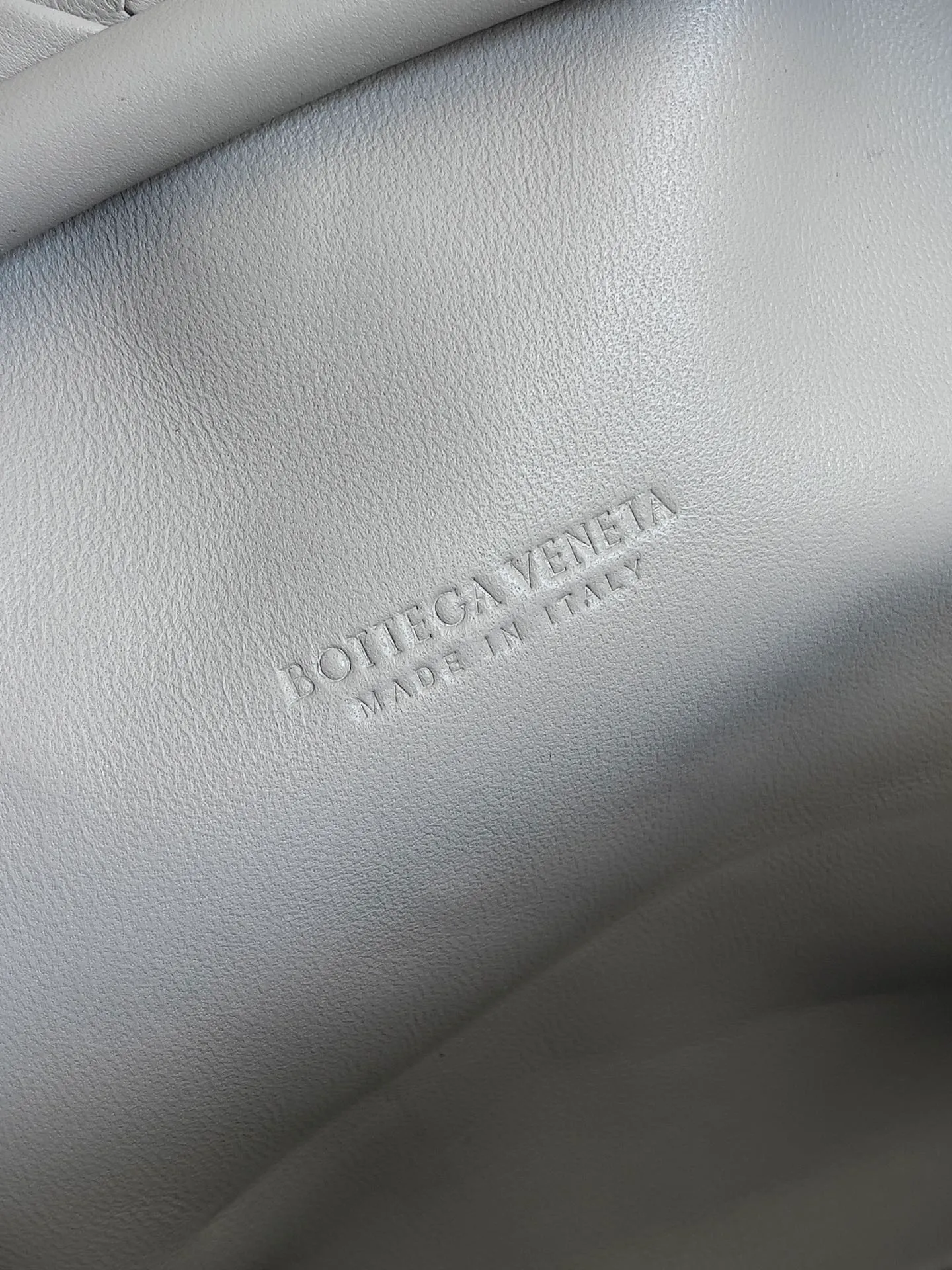 Batch 2260 BOTTEGA VENETA Lady's LAUREN CLUTCH Chain Clutch was inspired by 40 years ago. It is a perfect fusion of classic and modern bags. It is effortless and fashionable for any occasion and at any time. The newly added detachable metal chain allows people to have more ways to carry it. It is grand and elegant. Style No.: 785807 Size: 31.5*16.5*11cm